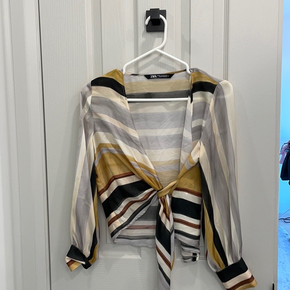 Silky Zara blouse with front tie. - Picture 1 of 3